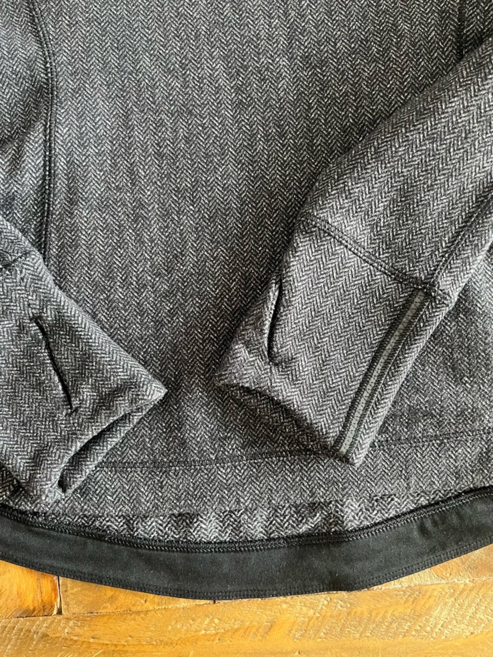 Lululemon Runderful Long Sleeve Herringbone Heathered Black/Grey Top US 6 - Picture 13 of 15